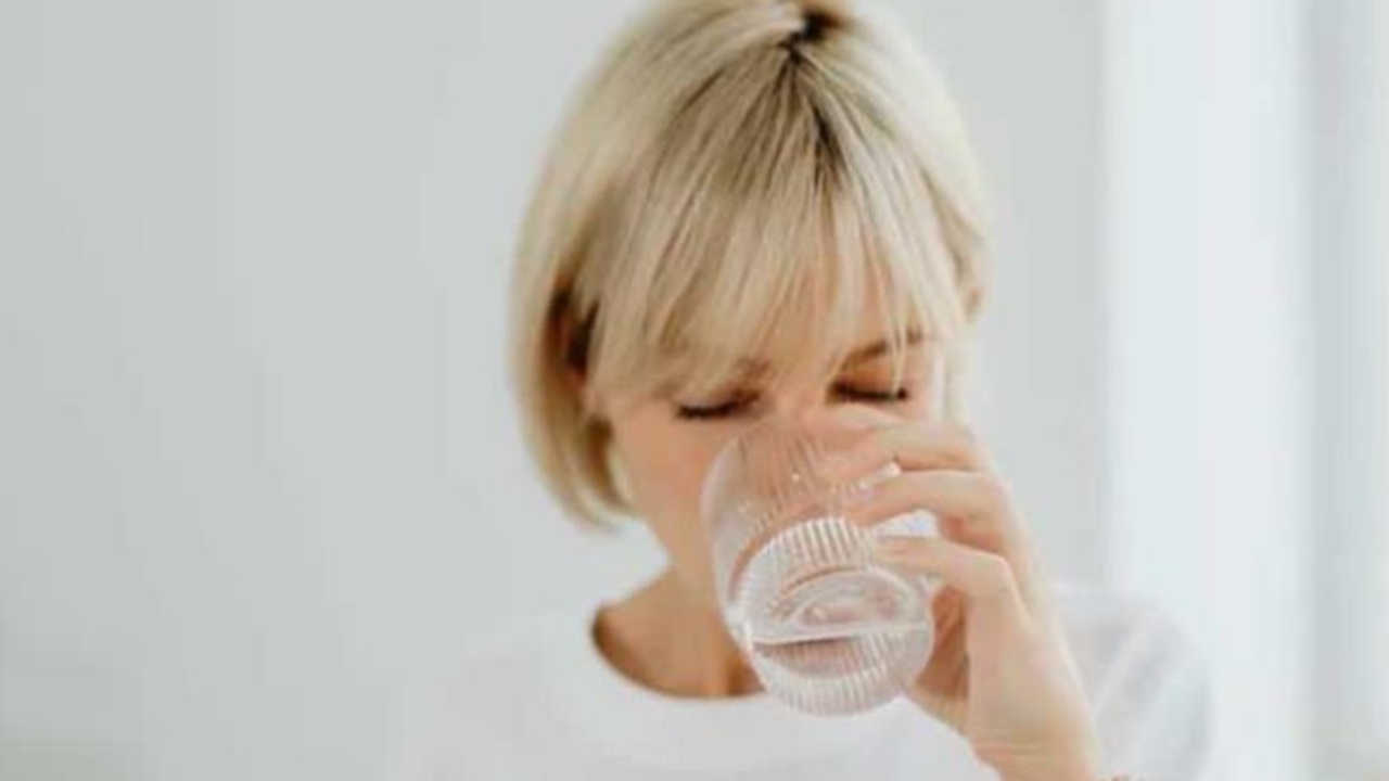 Çok Su İçmek Sağlıklı Mı? Uzman İsimden Korkutan “Su Zehirlenmesi” Uyarısı