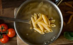 Sakın Lavaboya Dökmeyin! Makarna Suyunu Değerlendirmenin 5 Mucizevi Yolu