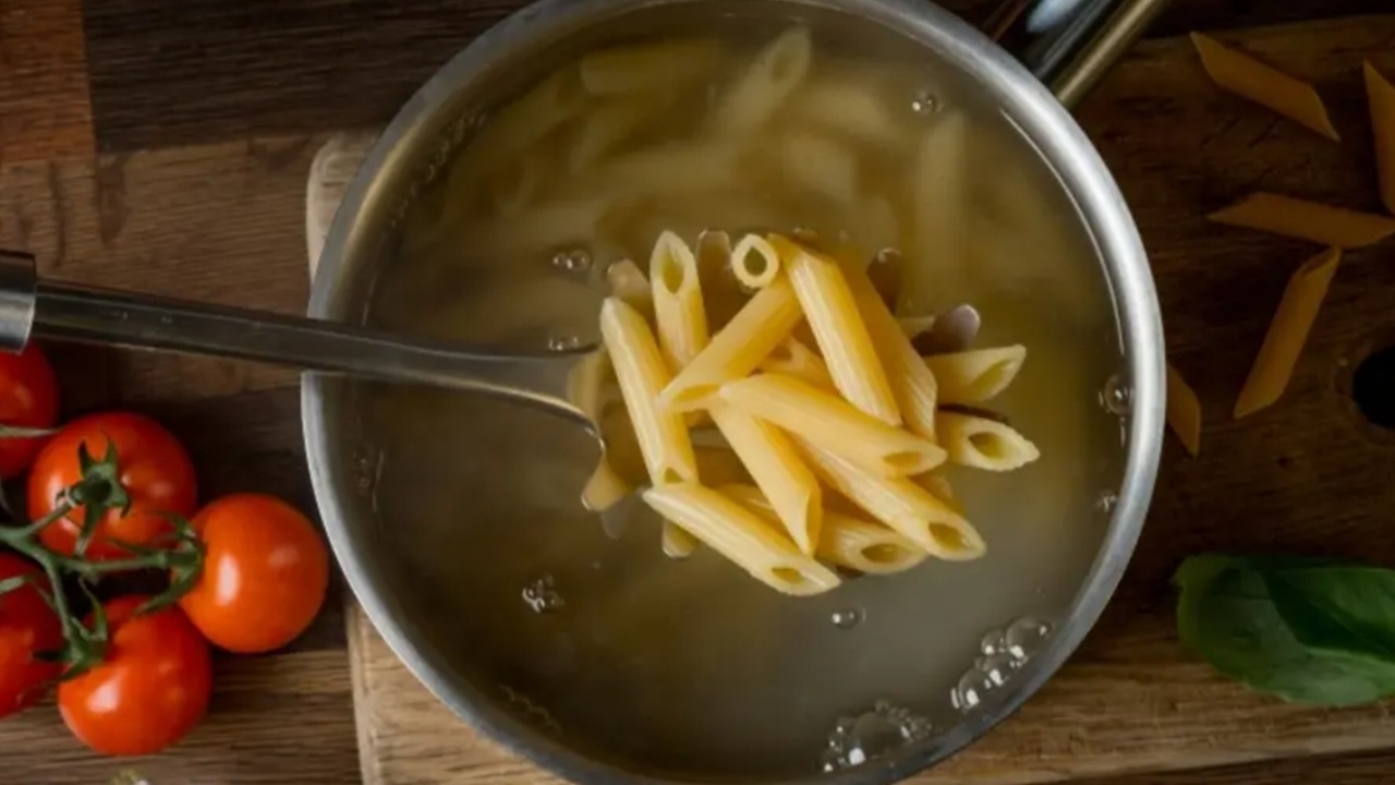 Sakın Lavaboya Dökmeyin! Makarna Suyunu Değerlendirmenin 5 Mucizevi Yolu